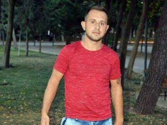 Bahçesine giren genci vurdu