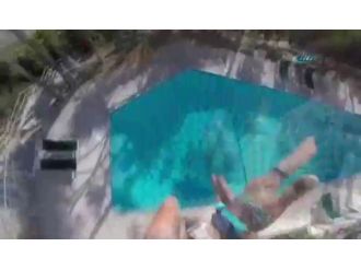 Siteye kaçak girdi, metrelerce yüksekten havuza atladı