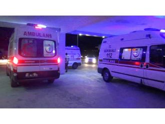 Otomobiller kafa kafaya çarpıştı: 1 ölü, 7 yaralı