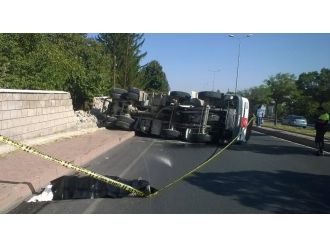 Tamir etmek istediği beton mikserinin altında can verdi