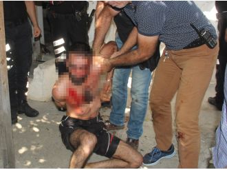 Kendisini almaya gelen polisi bıçakladı