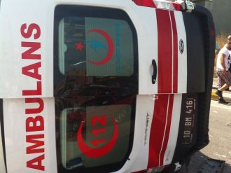 Ambulans kaza yaptı: 5 yaralı
