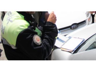 Polise rüşvet vererek yollarına devam etmek istediler