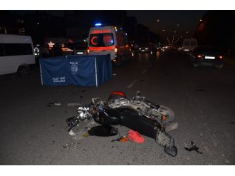 Motosikletle otomobil çarpıştı: 1 ölü, 3 yaralı