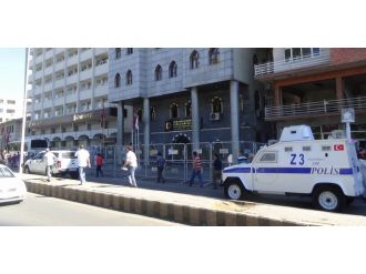 Polis Sur Belediyesi önünde kuş uçurtmuyor