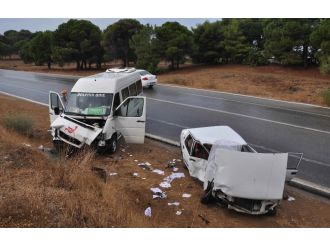 Turistleri taşıyan minibüs otomobille çarpıştı: 6 yaralı