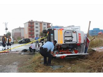 Hasta taşıyan ambulans takla attı: 1 ölü, 3 yaralı