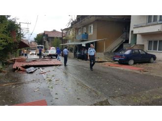 Karabük’te fırtına çatıları uçurdu !