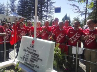 33 yıl sonra Ömer Halisdemir’in kabri başında buluştular