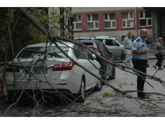 Başkent’i rüzgar vurdu