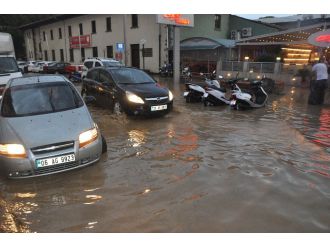 İzmir’i sağanak vurdu