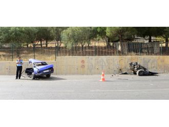 Otomobil ikiye ayrıldı: Korkunç kaza kamerada