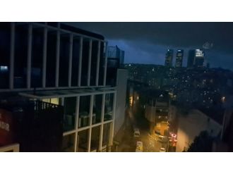 İstanbul’da şimşekler gökyüzünü aydınlattı