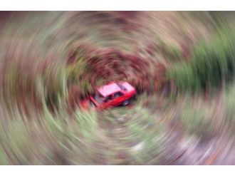 Otomobillerini çalıştırmak isterken uçuruma yuvarlandılar