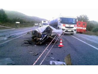 Otomobil ikiye bölündü: 1 ölü, 14 yaralı