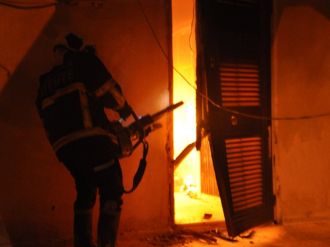 Kendini içeri kilitleyip evi yaktı