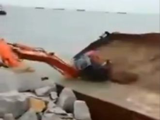 İş makinesi sulara böyle gömüldü