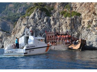 45 turist taşıyan tekne kayalıklara çarptı