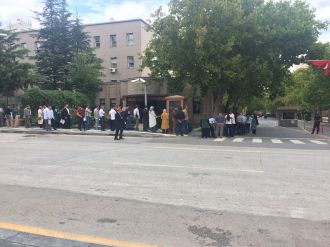 "FETÖ soruşturması mağduru" olduklarını iddia edenler Başbakanlık önünde