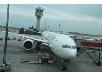 Uçağa bagaj yükleme aracı çarptı