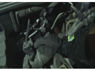 Minik kedi minibüsün motorunda sıkıştı