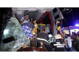 Kamyonların çarptığı otobüsün şoförü araçta sıkıştı