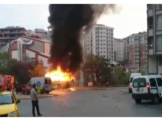 Servis minibüsü alev alev yandı