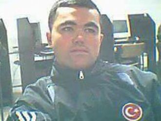 Odun parçaları için arkadaşını öldürdü