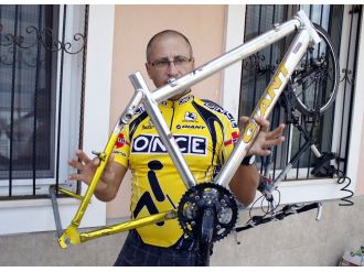 Üzerinden 2 araç geçen adam bisiklete tövbeli