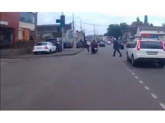 Motosikletin çarptığı adam havada taklalar attı