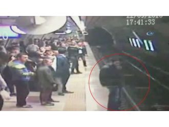 Görme engelli genç raylara böyle atladı