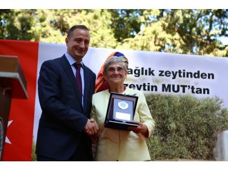 O profesörün heykeli dikilecek