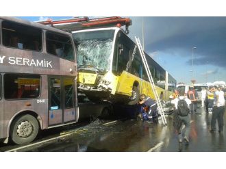 Kontrolden çıkan metrobüs araçların üzerine uçtu