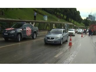Kaza yapan metrobüs yoldan kaldırıldı