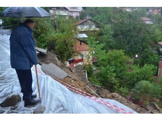 Heyelanda bir ev toprak altında kaldı