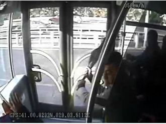 Metrobüsteki şemsiyeli saldırı kamerada