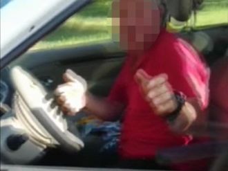 Çocuk tacizcisini hem dövdüler hem kameraya aldılar