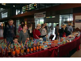 Rus turistler törenle karşılandı