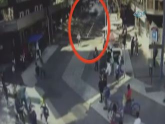 Binanın bir bölümü kamyonetin üzerine yıkıldı