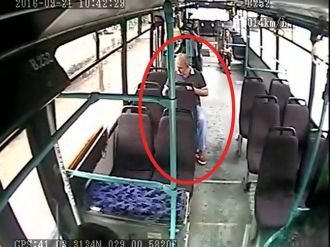 Yaşlı adam telefonu ’cebe attı’