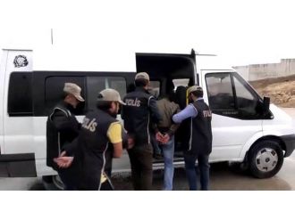 3 kızı dağa götürürken yakalandılar