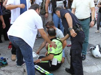 Trafik polisi kazada yaralandı
