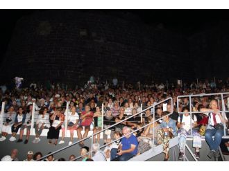 Zeki Müren’i anma konserinde izdiham