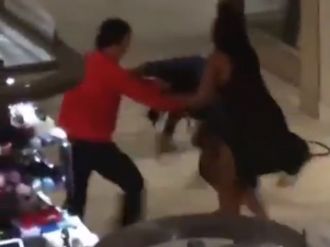 Siyahi kadını acımadan yumrukladı