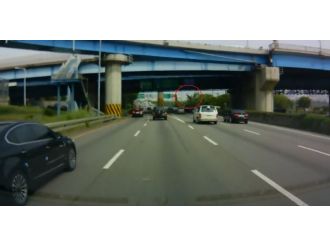 Üst yoldan aşağı uçtu