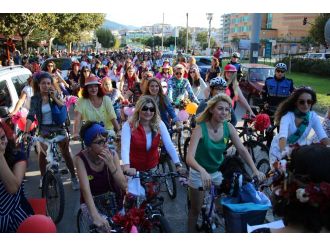 ’Süslü kadınlar’ caddeleri çiçeğe çevirdi