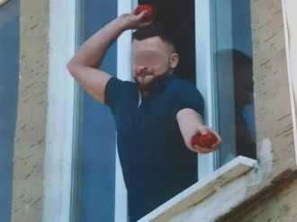 Polise domates atan şahıs operasyonla yakalandı!