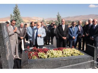 Neşet Ertaş mezarı başında anıldı