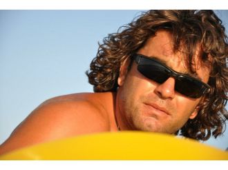 Su sporları kaptanı kendini iskele demirlerine astı