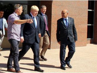 İngiliz Bakan mülteci kampında